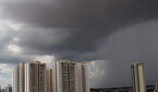 Céu carregado, por volta das 9h, na região leste de Campo Grande (Foto: Direto das Ruas)