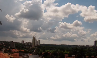 Formação de nuvens nesta manhã em Campo Grande (Foto: Direto das Ruas)