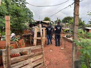 Policiais civis durante a operação realizada na manhã desta terça-feira (Foto: 24 Horas News) 