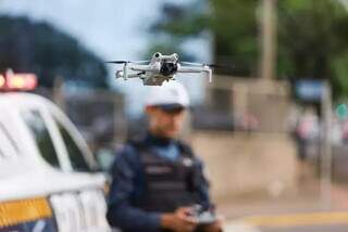 Policial militar pilota drone de fiscalização de trânsito (Foto: arquivo/Henrique Kawaminami)