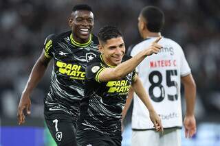 O meia Savarino comemora gol no gramado no Engenhão. (Foto: Vítor Silva/Botafogo)