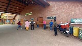 Familiares na entrada do hospital onde criança foi internada. (Foto: Última Hora)