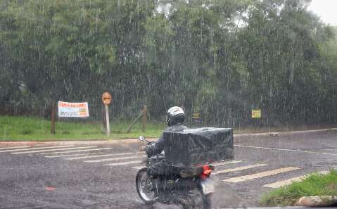 Em meio a alerta, chuva se espalha por Campo Grande nesta manhã 