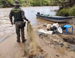 PMA recolhendo apetrechos de pesca ilegal durante operação de 2021 (Foto: Divulgação)