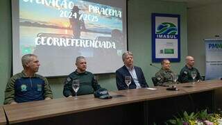 Secretário Jaime Verruck (terno) e integrantes das polícias Militar e Militar Ambiental durante coletiva (Foto: Izabela Cavalcanti)