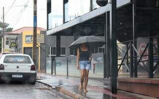 Pedestre se proteje de garoa com guarda-chuva no Bairro Universitario (Foto: Osmar Veiga)