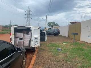 Droga encontrada dentro da Fiorino em frente ao depósito no Itamaracá (Foto: Dayene Paz)