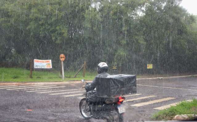 Em meio a alerta, chuva se espalha por Campo Grande nesta manh&atilde; 