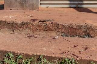 No dia dos fatos, chinelo da vítima e manchas de sangue ficaram na rua onde ocorreu o crime (Foto: arquivo / Marcos Maluf) 