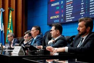 Membros da Mesa Diretora da Alems durante sessão legislativa (Foto: Divulgação/Alems)