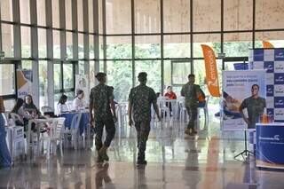 Militares andam por estandes do Feirão de Empregos no Centro de Convenções Arquiteto Rubens Gil de Camillo (Foto: Paulo Francis)