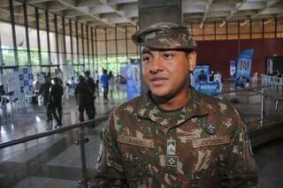 Lucas destaca que a experiência militar o ajudou a desenvolver habilidades como técnico em informática (Foto: Paulo Francis)