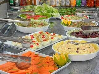 Uma ilha de saladas fresquinhas para acompanhar as refeições.