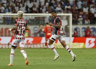 O volante tricolor, Luiz Gustavo, comemora lance que abriu o placar na Arena Fonte Nova. (Foto: Rubens Chiri/São Paulo)