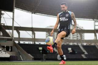 Lateral Alex Telles brinca com a bola em treino (Foto: Vitor Silva/Botafogo)