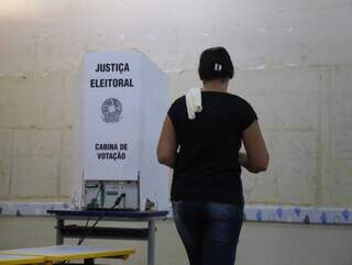 Eleitora caminhando até a cabina de votação no pleito deste ano (Foto: Henrique Kawaminami)