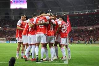 Jogadores do Colorado comemoram vitória com abraço no gramado. (Foto: Ricardo Duarte/Internacional)