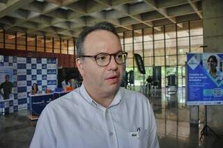 Luiz Eduardo explica que a feira, antes voltada exclusivamente para militares, agora também inclui vagas para o público geral (Foto: Paulo Francis)