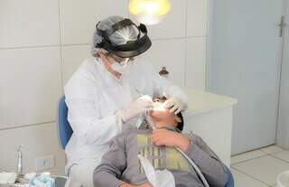 Dentista examinando paciente em uma unidade de saúde (Foto: Divulgação)