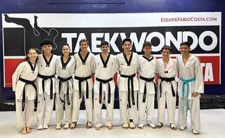 Atletas da equipe de taekwondo Fábio Costa que vão disputar as competições (Foto: Divulgação)