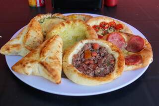 Fechadas ou abertas, esfihas tem sabores que combinam com qualquer tipo de fome. (Foto: Juliano Almeida)