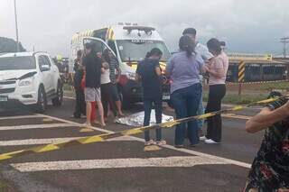 Familiares de Edilaine, ao lado do corpo da jovem (Foto: Direto das Ruas)