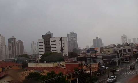 Céu escurece e tarde começa com chuva em Campo Grande 