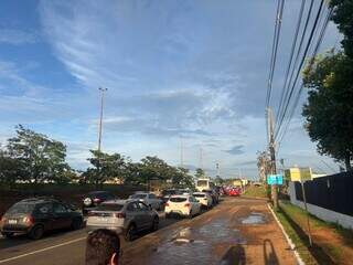 Acidente tumultuou o trânsito na Avenida João Arinos no fim da tarde (Foto: Gabi Cenciarelli)