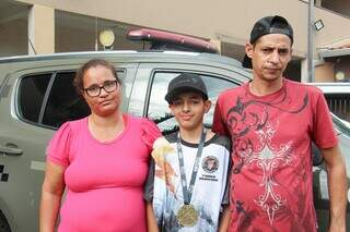 Ao lado dos pais, adolescente precisou deixar cidade no interior para fazer tratamento em Campo Grande (Foto: Juliano Almeida)