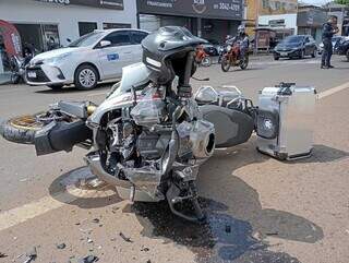 Motocicleta teve a frente destruída na colisão (Foto: Ana Beatriz Rodrigues)