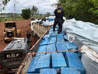 Carreta bitrem atola com oito toneladas de maconha em carga de fertilizante