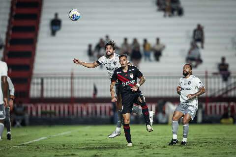 Atlético-GO supera Atlético-MG por 1 a 0 e segue na luta contra o rebaixamento