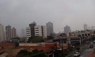 Céu nublado e chuva começando na região do Bairro Vivendas do Bosque (Foto: Campo Grande News)