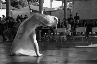 (En)casulo é uma peça de dança contemporânea que explora as profundezas da ansiedade por meio da arte do movimento. (Foto: Reginaldo Borges)