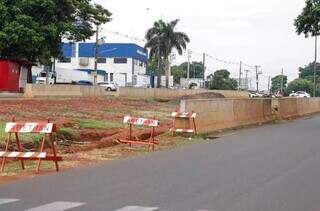 Corredor da saída para Sidrolândia: obra parada no meio da Avenida Marechal Deodoro (Foto: Arquivo/ Henrique Kawaminami)