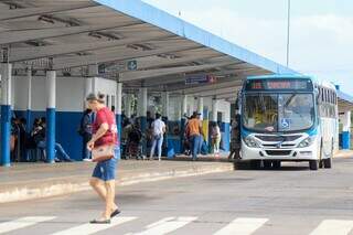 Pedestre caminha sobre faixa para ter acesso ao terminal Guaicurus, em Campo Grande (Foto: Arquivo/Henrique Kawaminami)