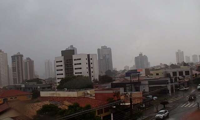 C&eacute;u escurece e tarde come&ccedil;a com chuva em Campo Grande 