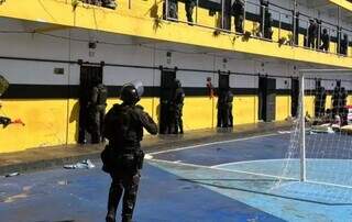 Policiais penais durante vistoria no pavilhão do presídio de segurança máxima (Foto: Ilustração/Divulgação/Arquivo)