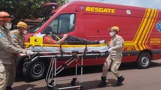 Piloto de moto é socorrido por bombeiros após bater em caminhonete (Foto: Leandro Holsbach)