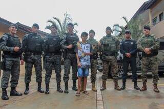 Júlio ao lado de policiais militares e do Batalhão de Choque (Foto: Juliano Almeida)