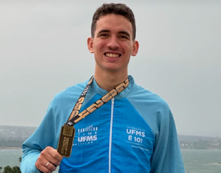 Luiz Felipe Aquino com a medalha conquistada nos Jogos Universitários Brasileiros (Foto: Divulgação)