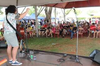 Público acompanha apresentação musical em edição passada da Feira Bolívia, no bairro Santa Fé, em Campo Grande (Foto: Divulgação)