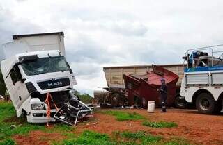 Veículos ficaram parcialmente destruídos após colisão na rodovia (Foto: Reprodução/Adejair Moraes/O Correio News)