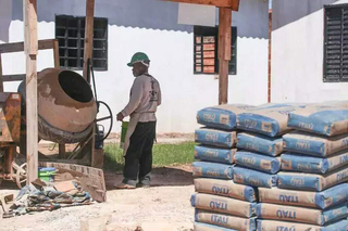 Trabalhador da construção civil em obra de casas na Capital. (Foto: Arquivo/Marcos Maluf)