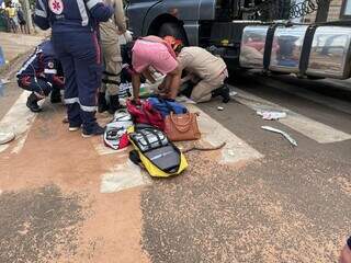 Ciclista tem perna esmagada ao ser atropelada por carreta