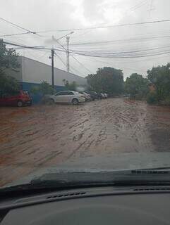 Rua sem asfalto da Emei Maria Cristina Ocariz de Barros (Foto/Direto das Ruas)