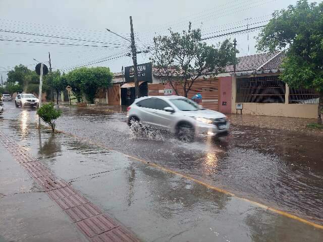 &Aacute;gua sobe r&aacute;pido em rua do Coophasul