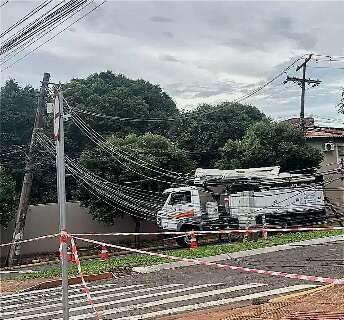 Caminhão-cegonha arrebenta fios e deixa comércios sem energia no Carandá Bosque