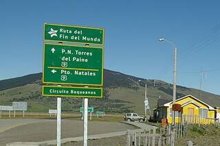 Placa indicando os caminhos já na região do fim do mundo, são 2.772 km desde Santiago do Chile até Puerto Natales (Fotao: Reprodução)