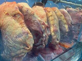 Carnes dentro de freezer expositor de supermercado de Campo Grande (Foto: Clara Farias)